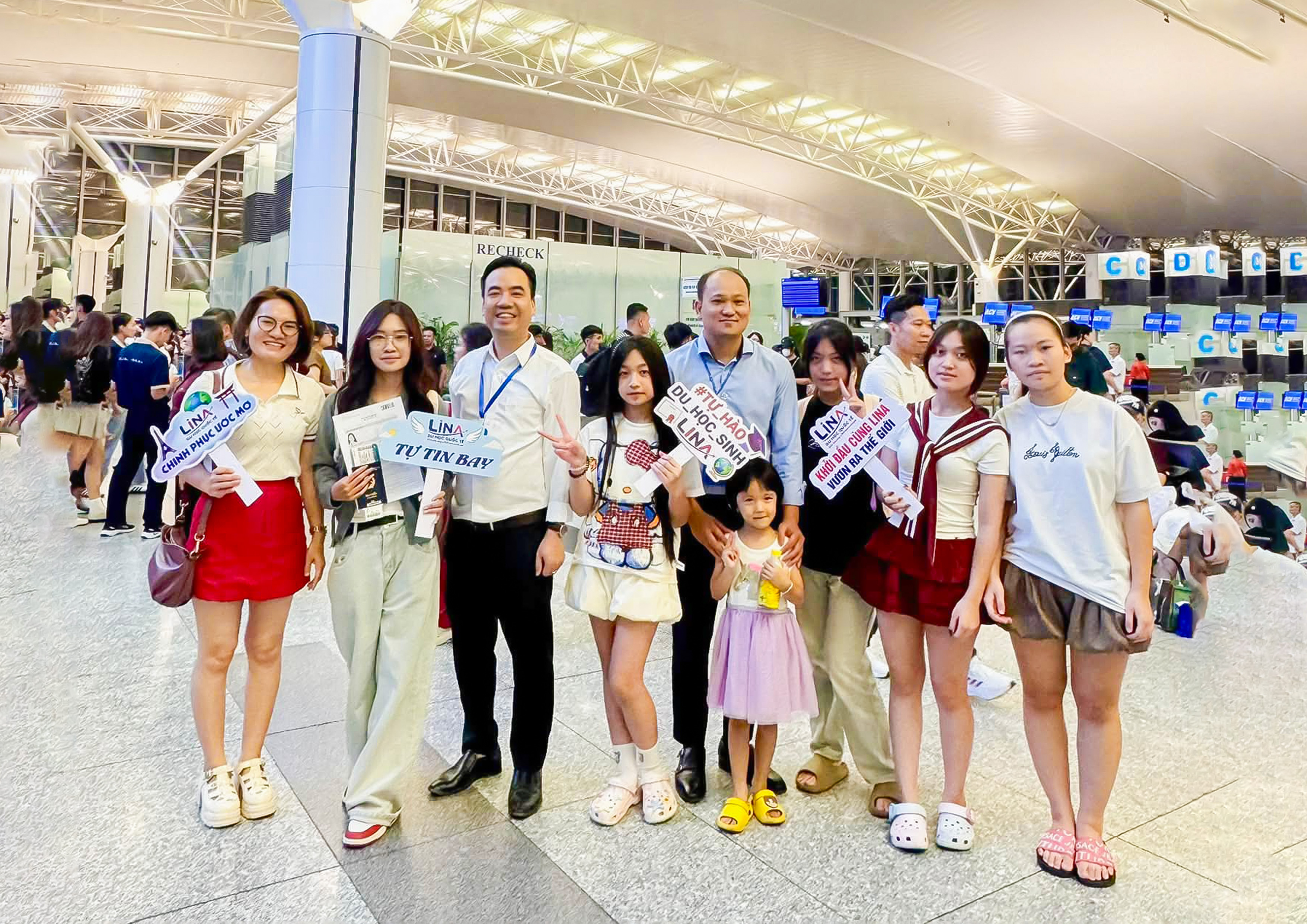 Lina tiễn học sinh tại sân bay trước khi du học Hàn Quốc